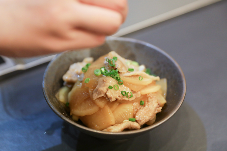 4.ごはんに盛り、青ねぎをのせる。