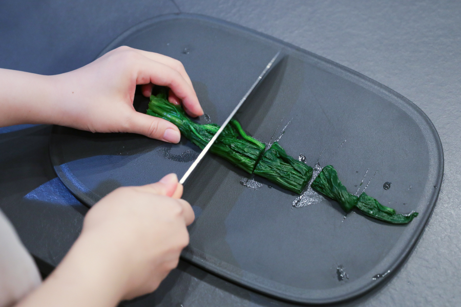 4.ほうれん草の水気をしっかり絞り、4cm幅に切る。器に盛り、醤油をかける。