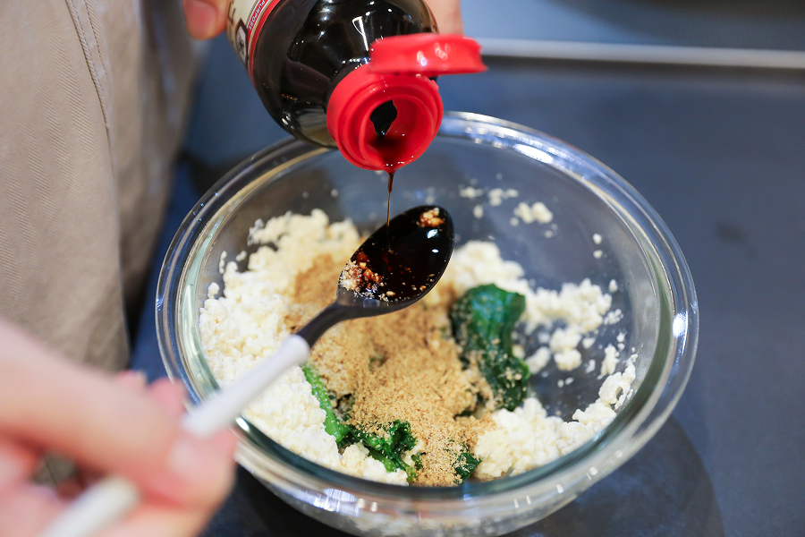 4.ほうれん草・調味料・白すりごまを加えて全体を和える。