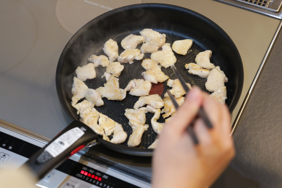 4.フライパンに油を熱し、鶏肉を中火で両面焼く。