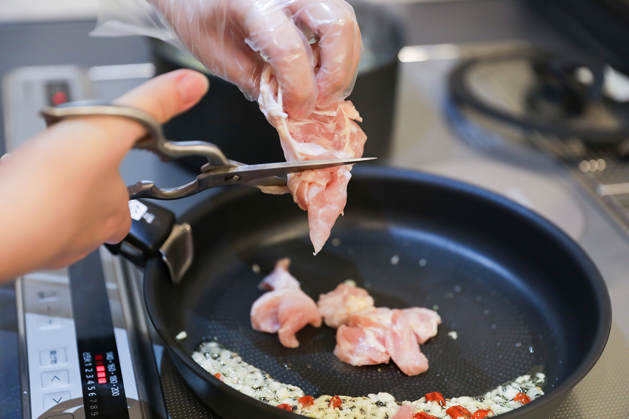 4.一口サイズに切った鶏もも肉を加えて中火で表面を焼く。