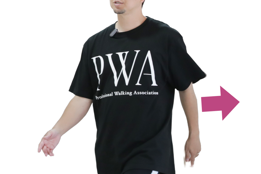 4.手は後ろに引いて振る。肩ではなく、肩甲骨を動かすイメージで。