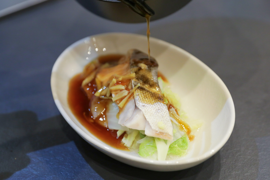 4.蒸した鱈と白菜にあんをかけ、仕上げにごま油をひとまわしする。