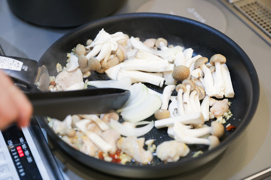 5.きのこ・玉ねぎを加えて炒める。