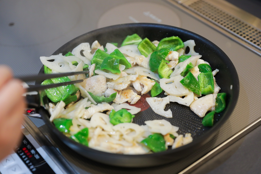 5.れんこん・ピーマンを加えて炒め合わせる。