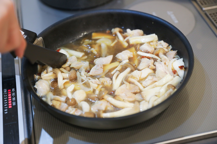 7.茹でたパスタを加えて軽く煮絡める。