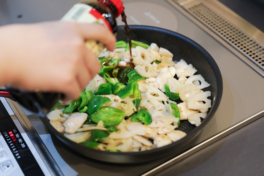 6.醤油・みりん・ゆず胡椒を加え、全体に絡める。