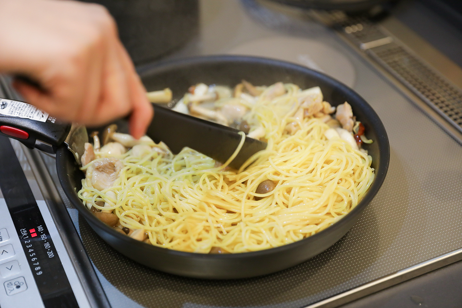 7.茹でたパスタを加えて軽く煮絡める。