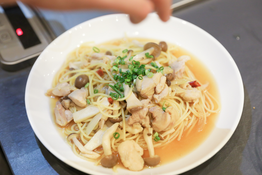 8.器に盛り、仕上げに小ねぎとお好みで黒こしょうをふる。