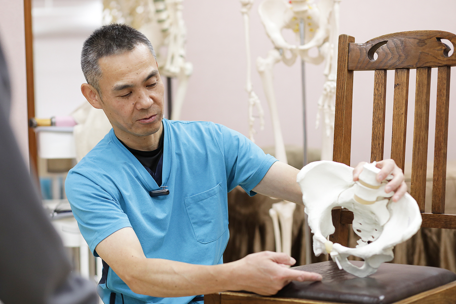 そういった方は特にわかりやすいと思いますが、普段と体重を預けている坐骨と逆側で体重を預けて座る意識を持つと、自然と骨盤が立つ姿勢になるはずです。