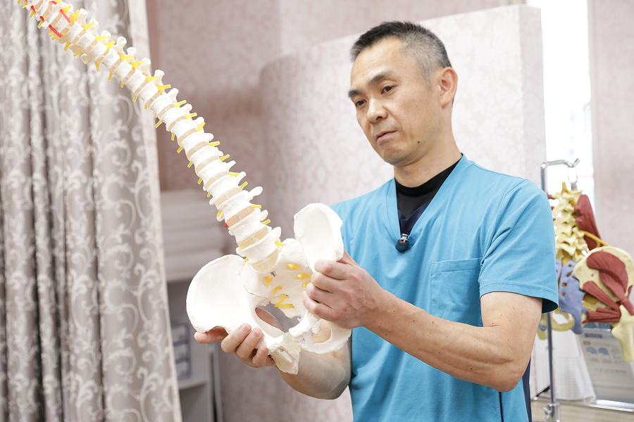 土台が崩れたら、当然その上の背骨も全部崩れてしまいます。