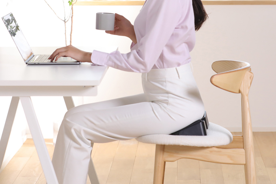 坐骨にフィットする穴と骨盤を支える形状により、座った瞬間から骨盤が立つように設計されています。