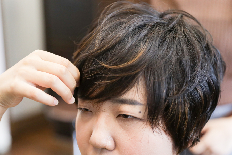 少量のワックスで顔周りや前髪の毛流れを整える