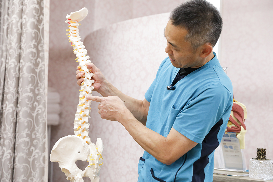 眞野さん：あくまで根本の原因は体幹の衰えです。衰えた筋肉を補助するだけでなく、筋肉自体を鍛え直すことが根本的な解決につながります。