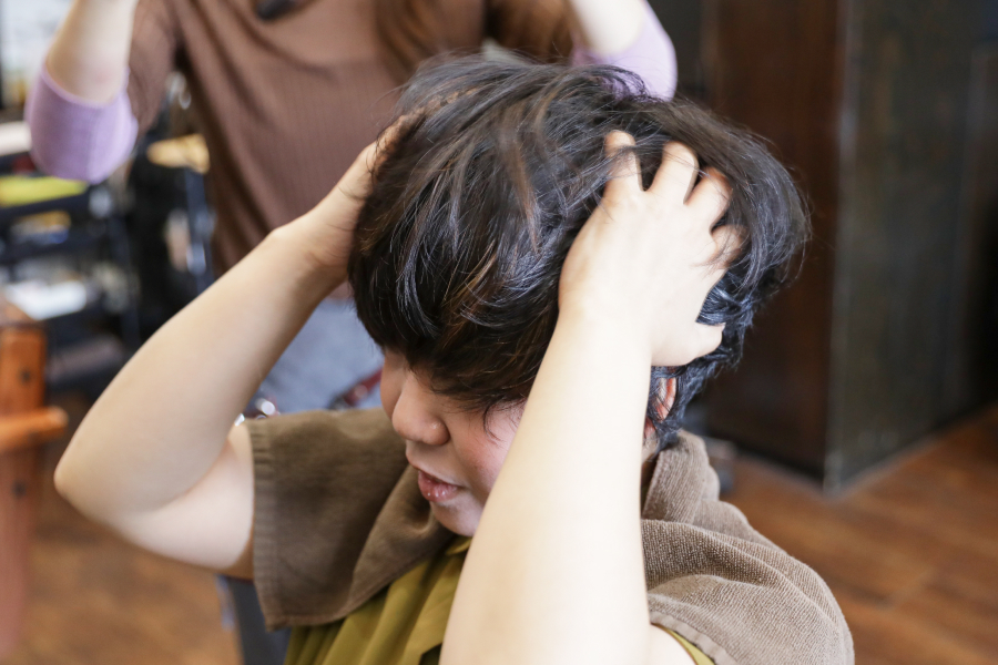髪の内側から手を入れて根元近くからワシャワシャ