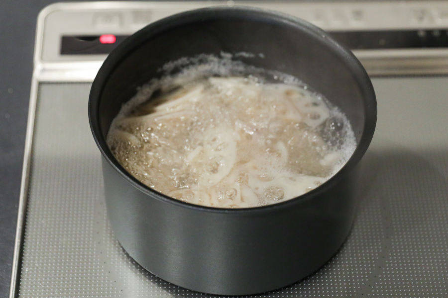 1.れんこんは薄切りにして軽くゆでる。