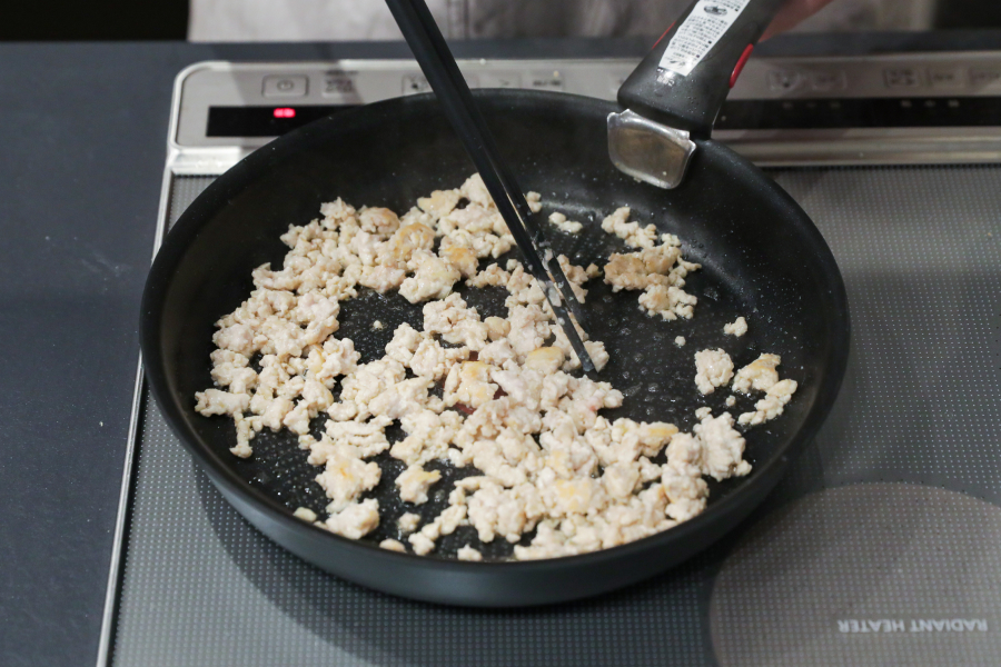 1.フライパンに鶏ひき肉と生姜を入れ、弱火でポロポロになるまで炒める。