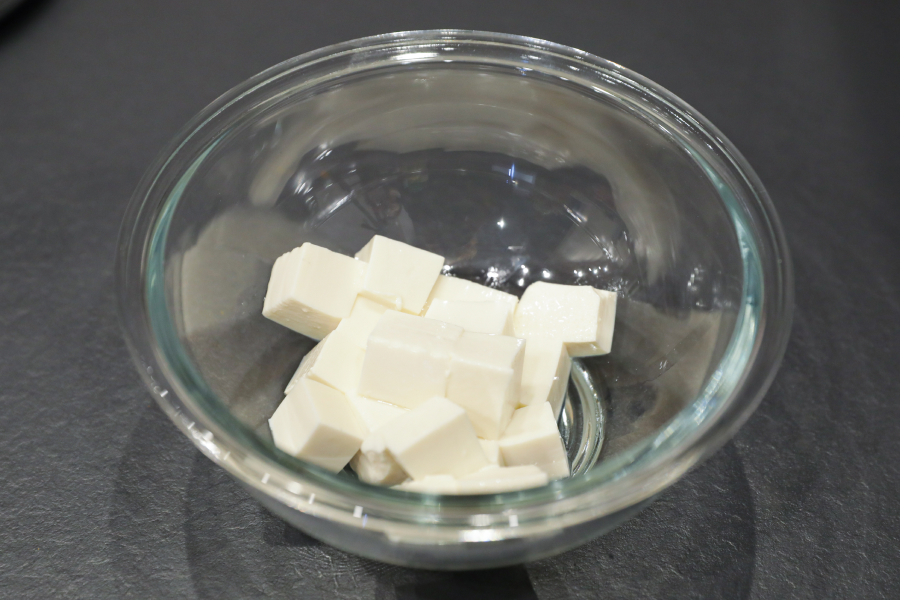 1.豆腐の水気を切り、食べやすく切る。