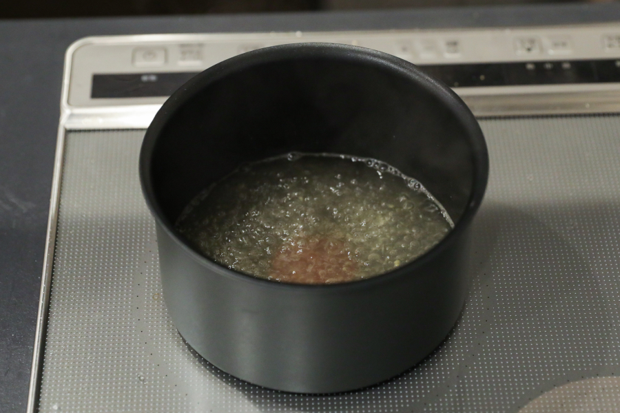 1.鍋に水・だし・生姜を入れて温める。