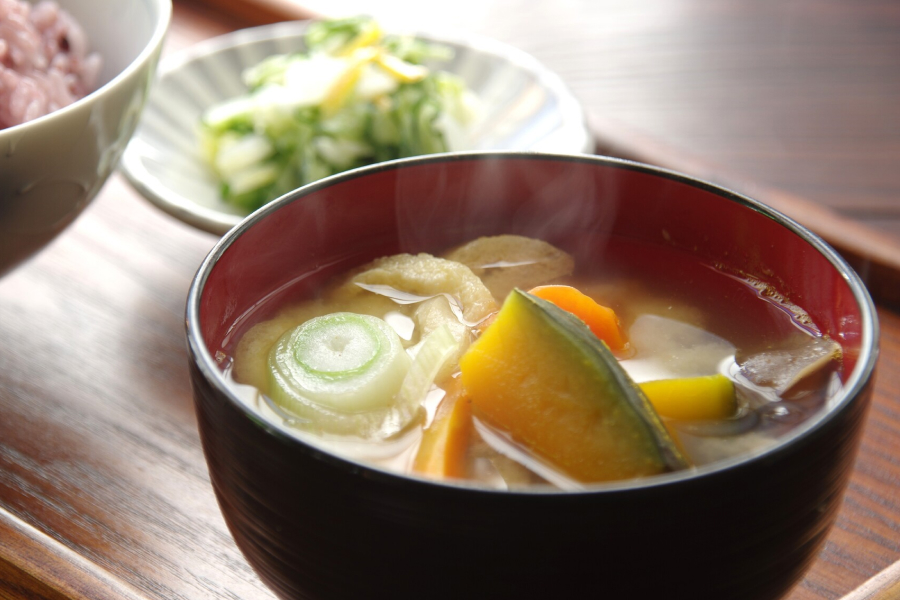 2.「温かい汁＋具沢山」にすることで満足感アップ