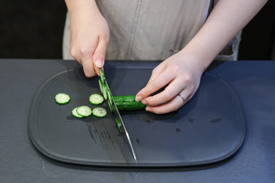 2.きゅうりは小口切りにする。