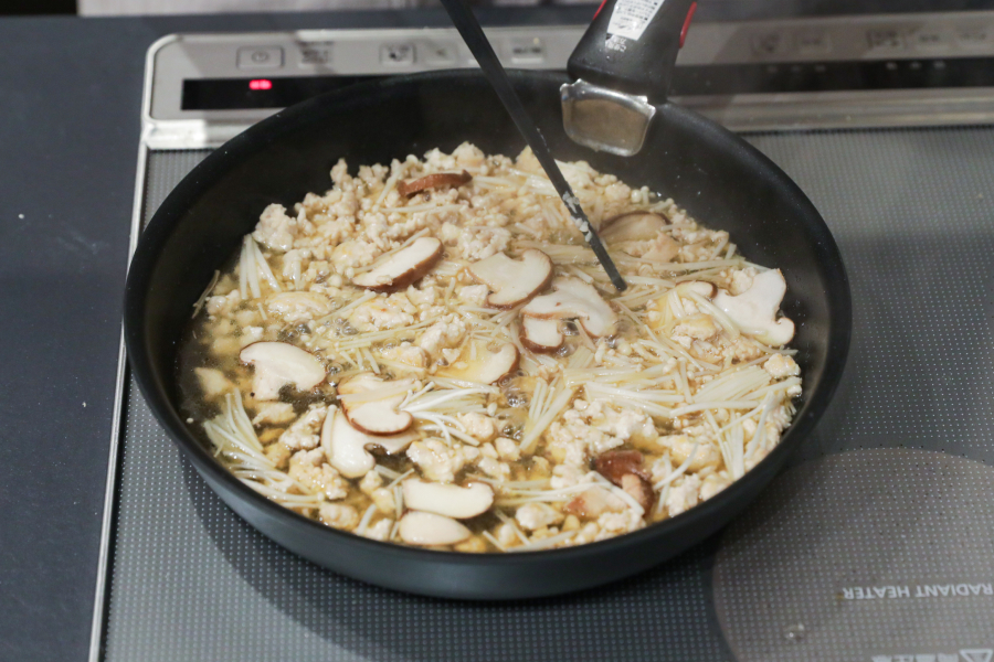 2.しいたけ・えのきを加えて炒める。香りが立ったら水・酒・みりん・醤油・白だしを加え、2〜3分煮て味をなじませる。