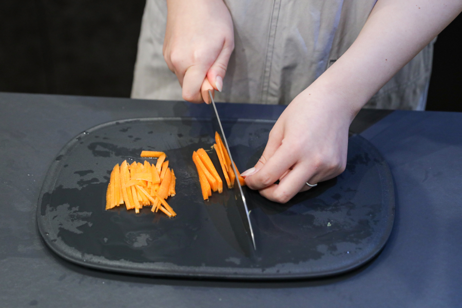 2.にんじんは細切りにする。