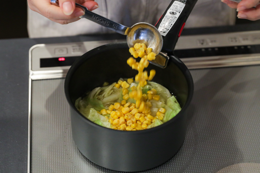 2.コーンを加えて1分ほど煮て、仕上げにブラックペッパーをふる。