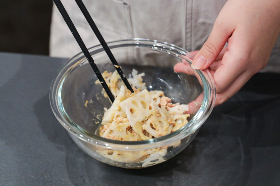 2.ツナと調味料を加えて和える。