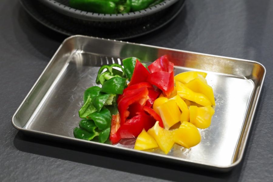 2.ピーマン・パプリカは乱切りにする。