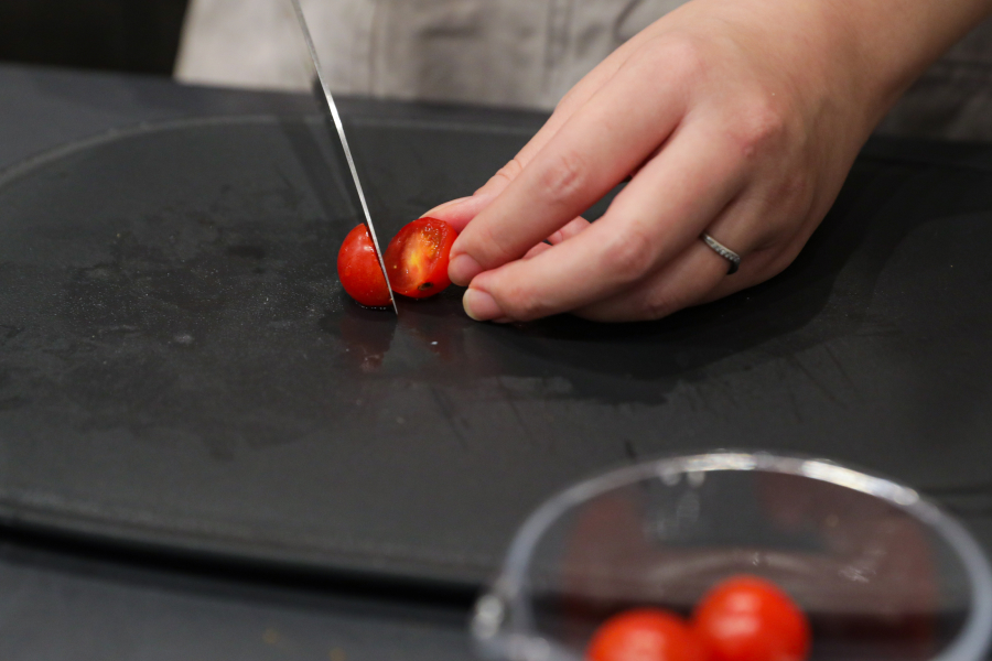 2.ミニトマトを半分に切る。