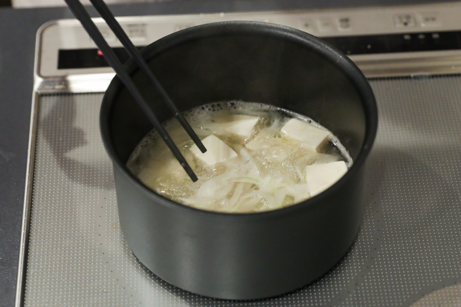 2.玉ねぎ・豆腐を加え、2〜3分煮る。