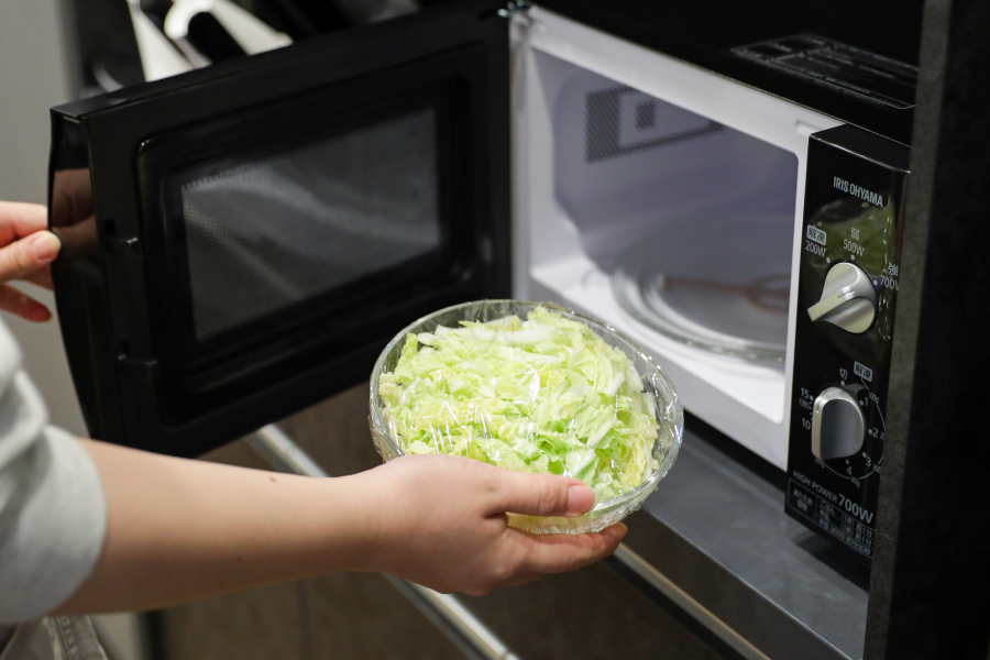 2.耐熱容器に入れてラップをし、電子レンジ600Wで1分30秒加熱する。