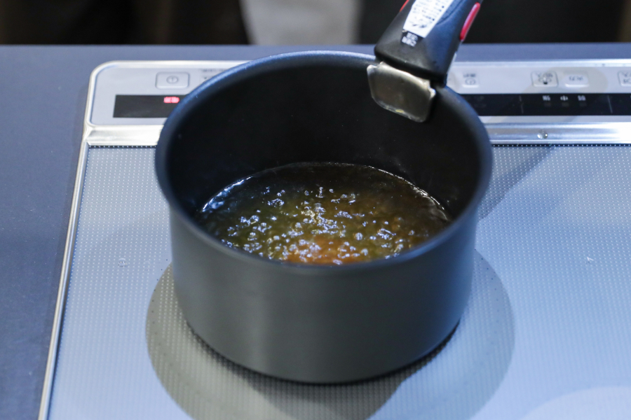 2.鍋に水・めんつゆ・ポン酢・しょうが・ごま油を入れ、中火にかける。