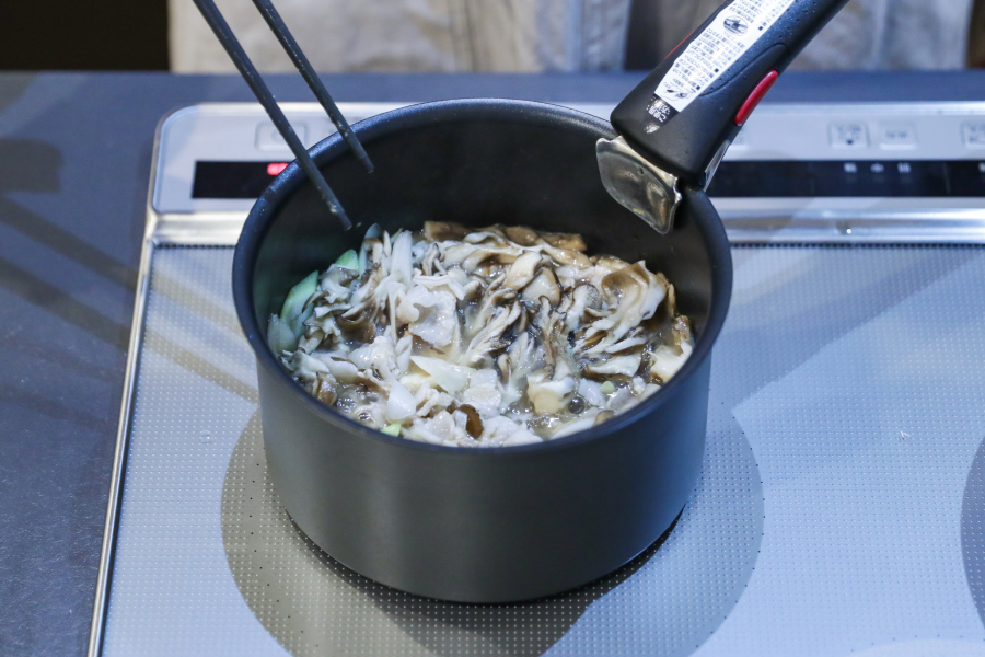 3.つゆが沸いたら豚肉・舞茸・長ねぎを加え、豚肉に火が通るまで2〜3分ほど煮る。