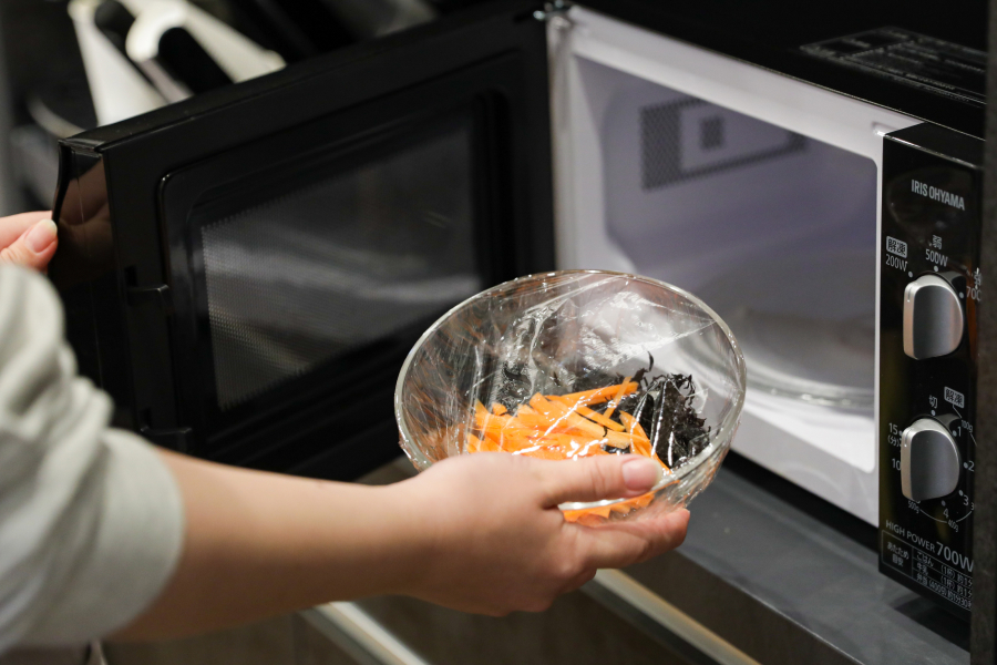 3.ひじきとにんじんを耐熱容器に入れラップをし、電子レンジ600Wで1分加熱。