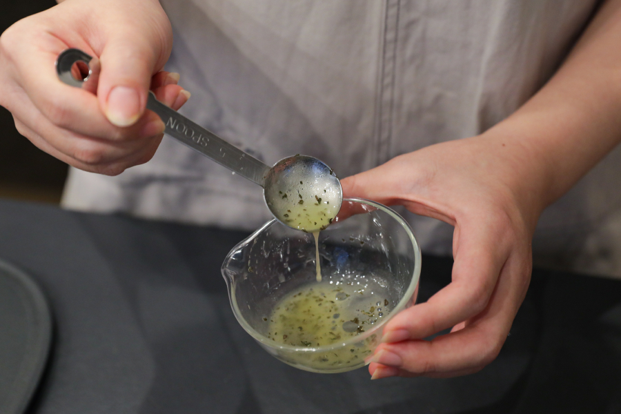 3.オイル・レモン汁・バジル・塩を混ぜてマリネ液を作り、全体を和える。