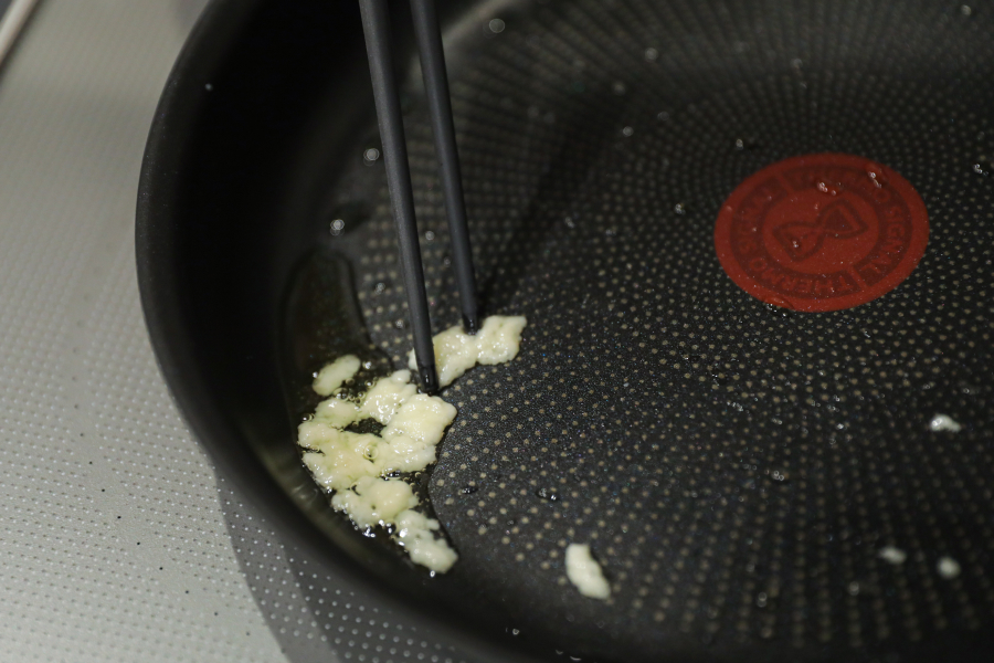 3.フライパンにオイルとにんにくを入れて香りを出す。