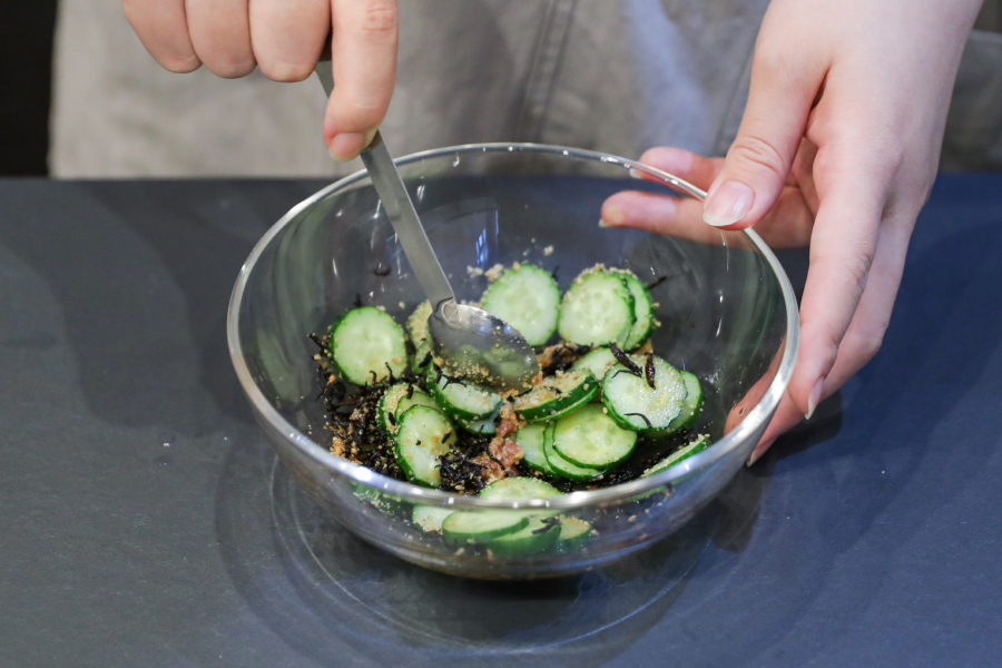 3.ボウルにたたいた梅・しょうゆ・みりんを混ぜ、ひじき・きゅうり・ごまを和える。