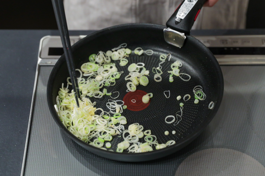 3.一度鮭を取り出し、同じフライパンでねぎ・生姜・にんにくを炒める。