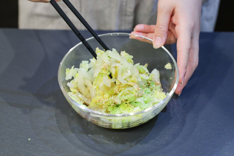 3.水気を軽く絞り、ポン酢・ごま油・白ごま・塩を加えて和える。