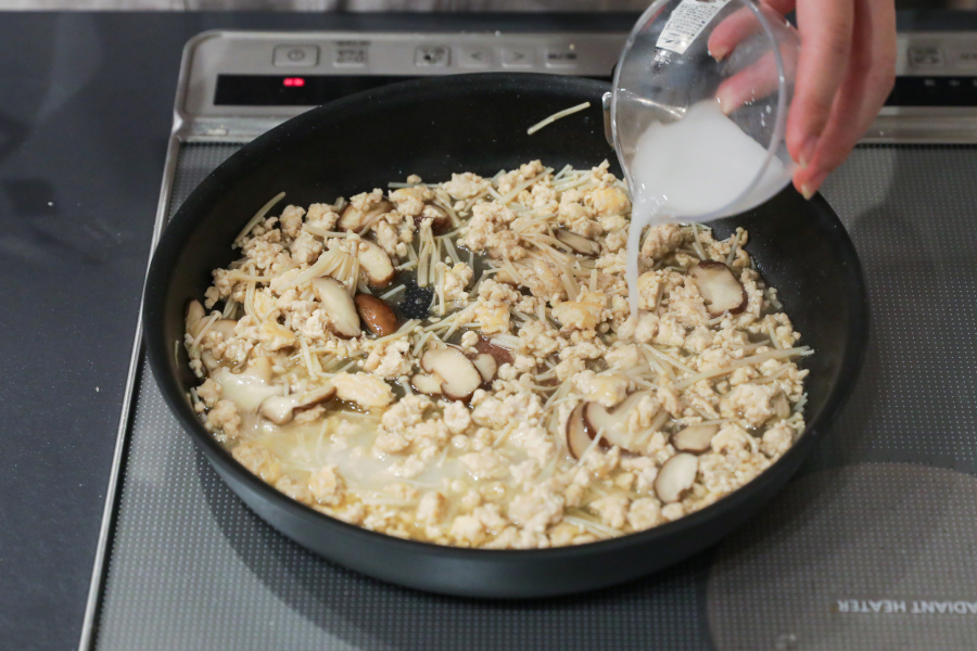 3.水溶き片栗粉（片栗粉小さじ1に対し水小さじ2）を加えてとろみをつける。