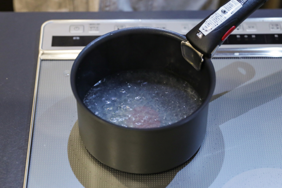 3.鍋に水としょうがを入れ中火にかける。