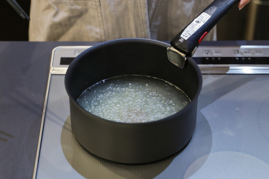 3.鍋に水・鶏がらスープの素・しょうがを入れて中火にかける。