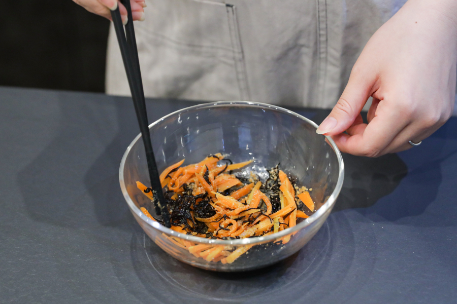 4.ごま油・ポン酢・塩・白すりごまを入れて和える。