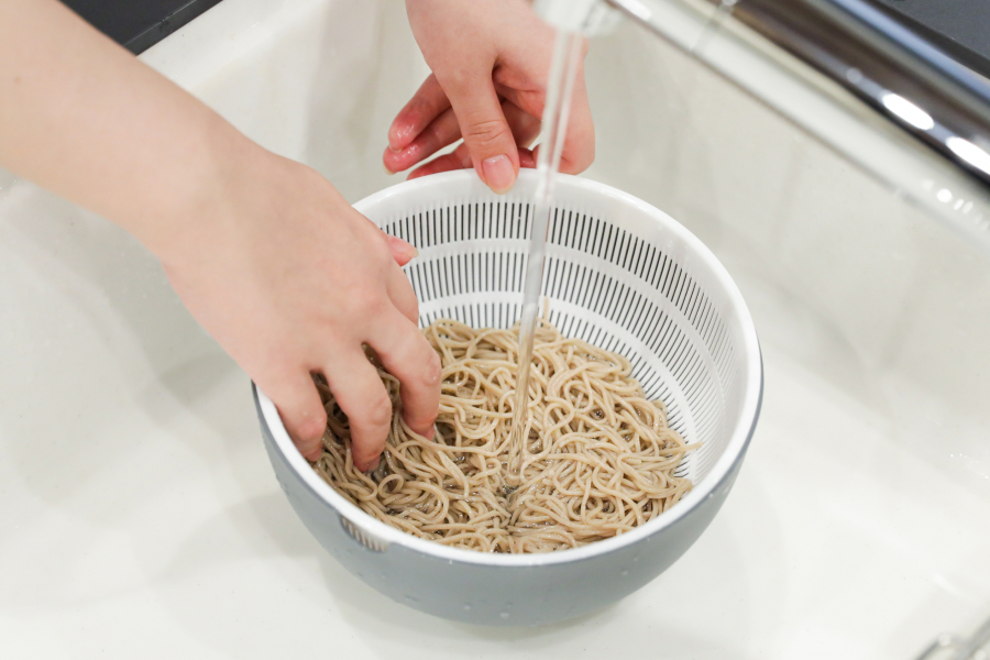 4.そばを袋の表示通りに茹でる。茹で上がったら流水で軽くぬめりを取り、水気を切る。