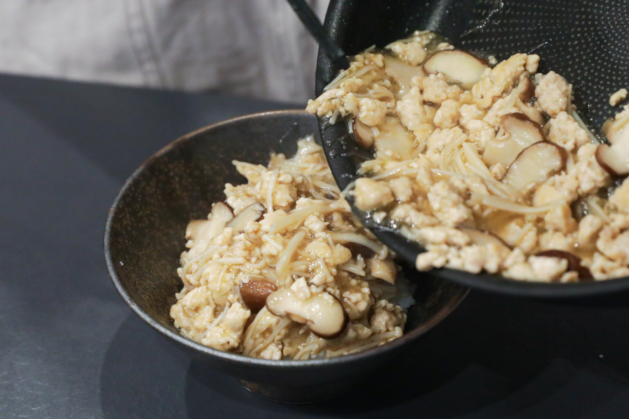 4.器にご飯を盛り、そぼろあんをかける。