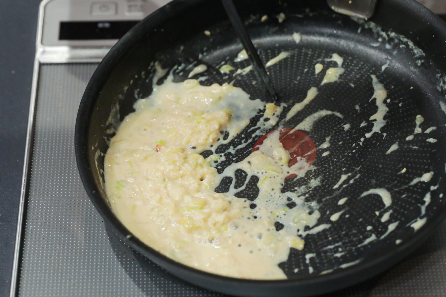 4.豆乳・水・味噌・醤油を加え、弱火でとろみがつくまで混ぜる。