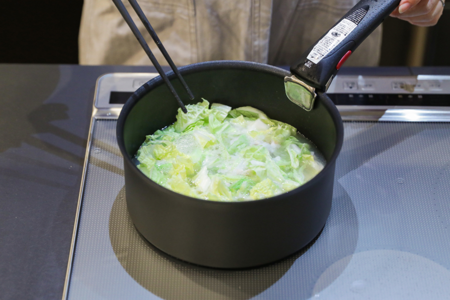 4.鍋が沸騰したらささみ・白菜を加えて3〜4分煮る。