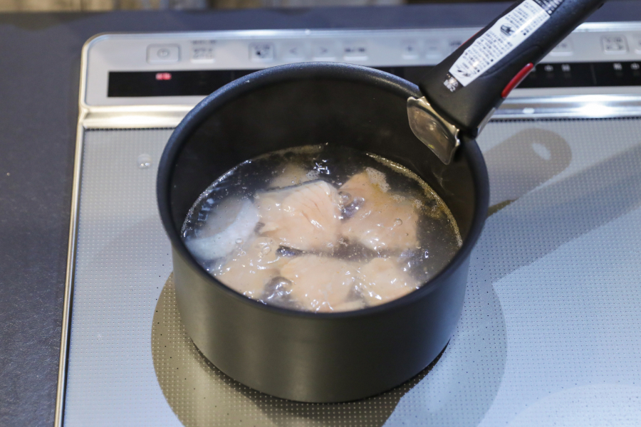 4.鍋が沸騰したら鮭を加え3分ほど煮る。
